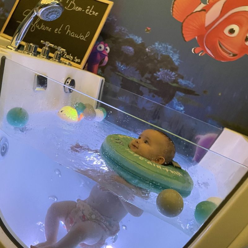 Bébé dans le jacuzzi bébé chez Oh Baby Spa